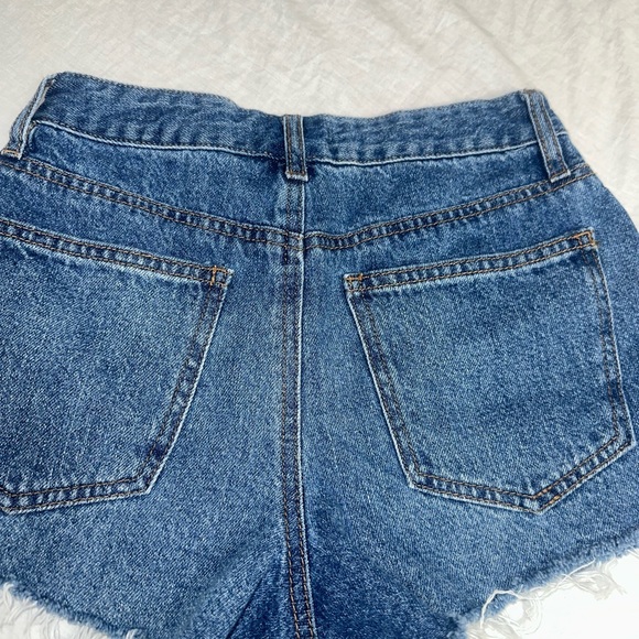 F21 heart rhinestone cut out denim shorts - Picture 3 of 4
